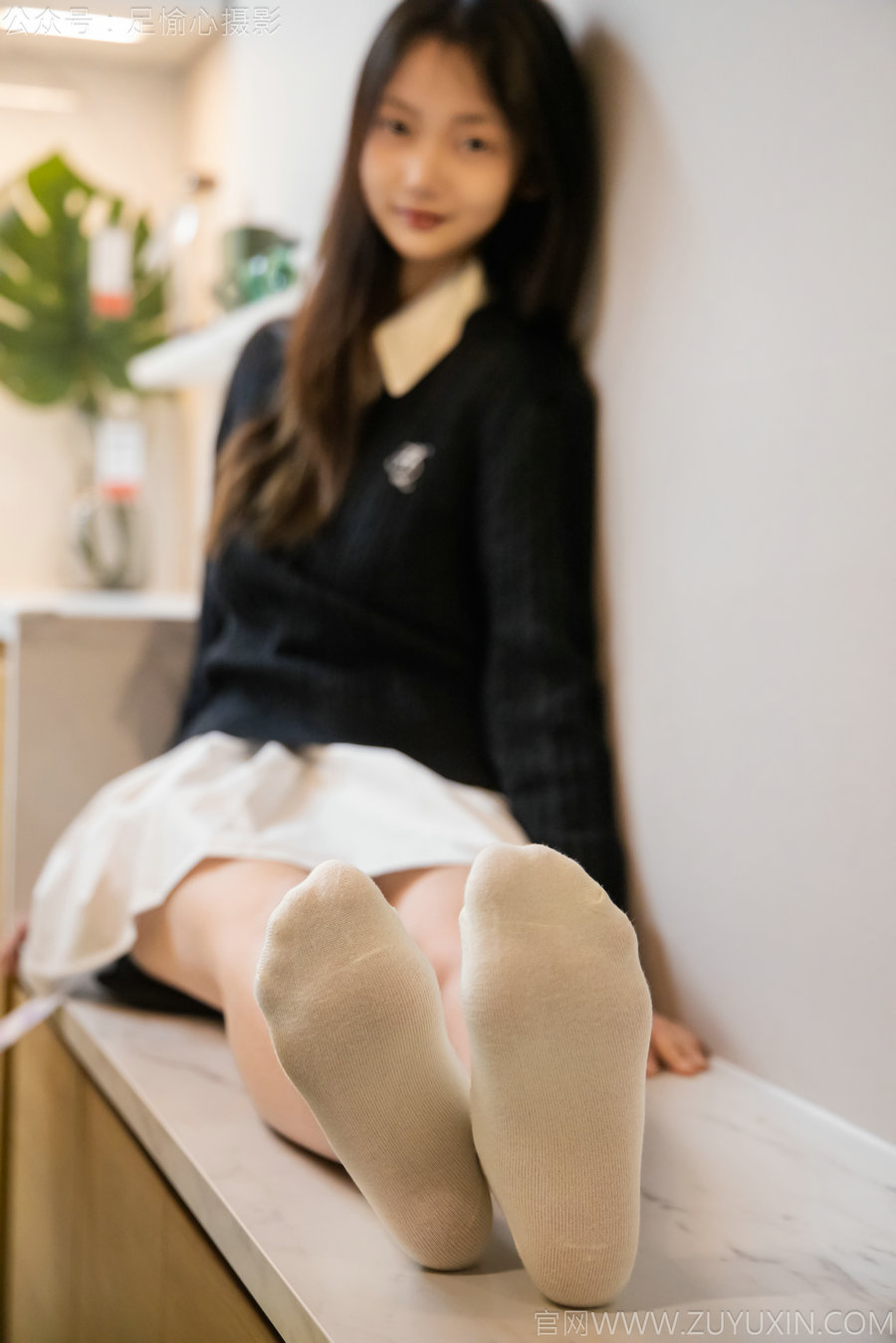 足愉心 No.013 鹿鹿（搭配：黑色毛衣、白色短裙、洞洞鞋、白色棉袜、裸…-艺库