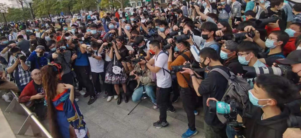 因爱打擦边被漫展拉入黑名单,1千块都不让挣,狗头萝莉彻底翻车
