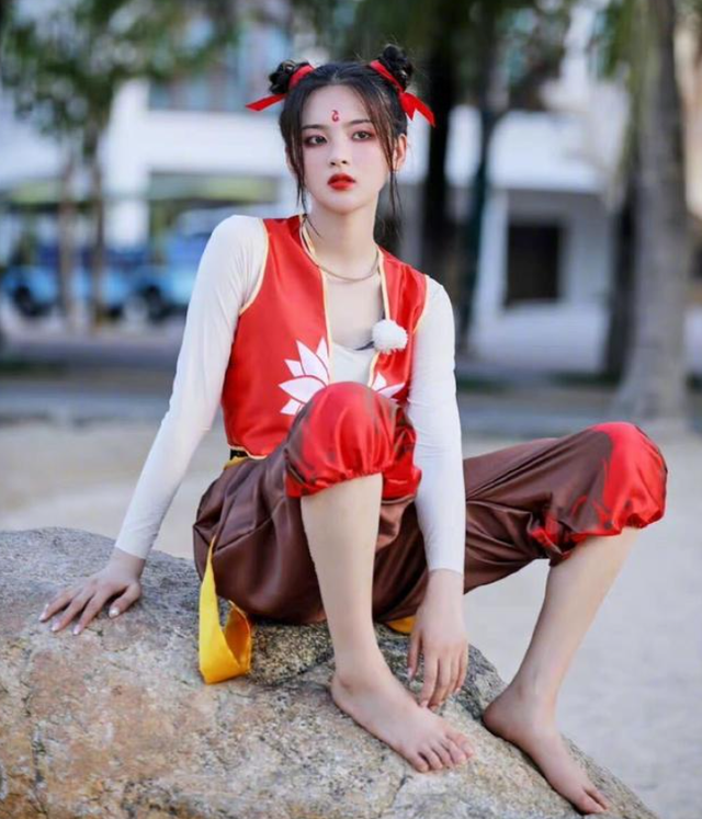 明星杨超越COS哪吒,烟熏妆好重,网友:真的是老天爷赏饭吃