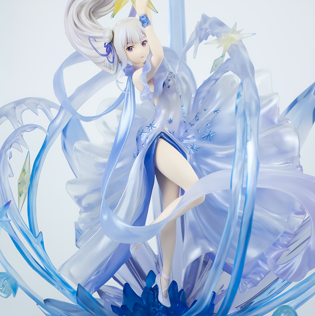 艾米莉亚的水晶手办来袭,水蓝色高开叉礼服,美到令人窒息