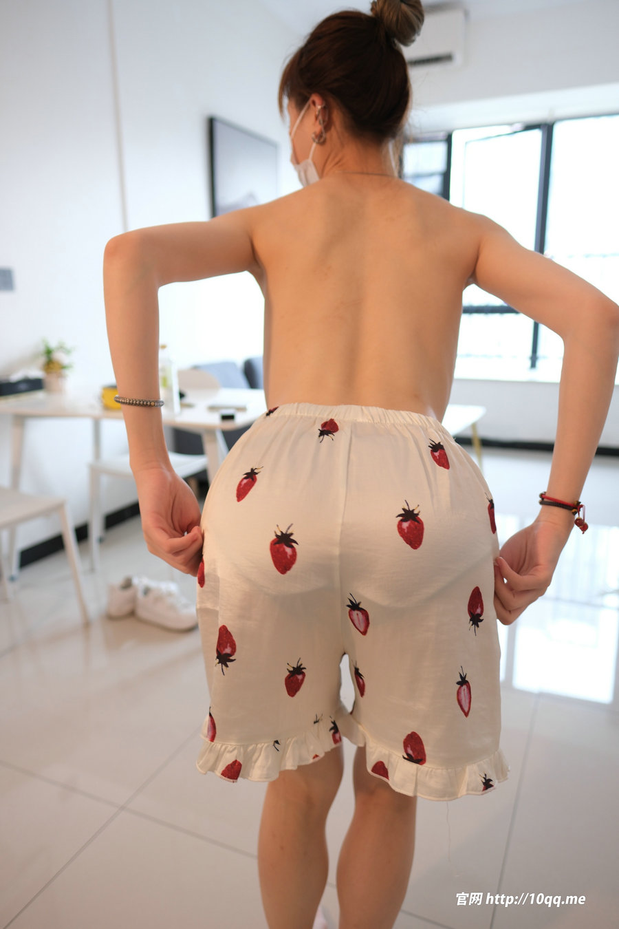 / ROSI写真 /口罩系列 2024.08.14 NO.2985 / 49P40MB / 丝袜丝足-绅士图