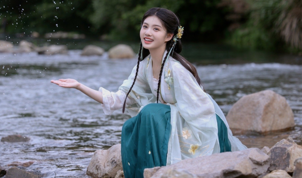 14岁童星拍国风cos多绝?尽显熟女味儿,美成了神仙姐姐刘亦菲