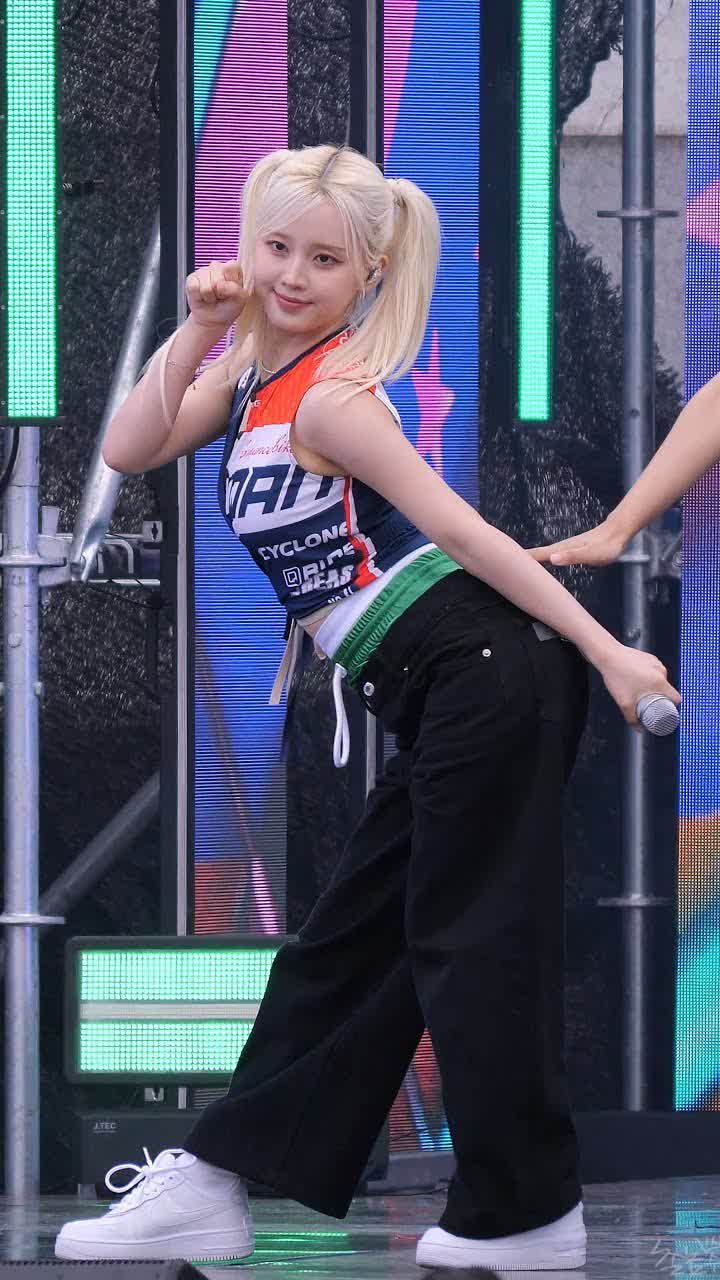 241006 LIGHTSUM (라잇썸) – POSE! (나영) 직캠 [올림픽공원 전우마라톤 KFN 위문열차] / 饭拍视频-艺库