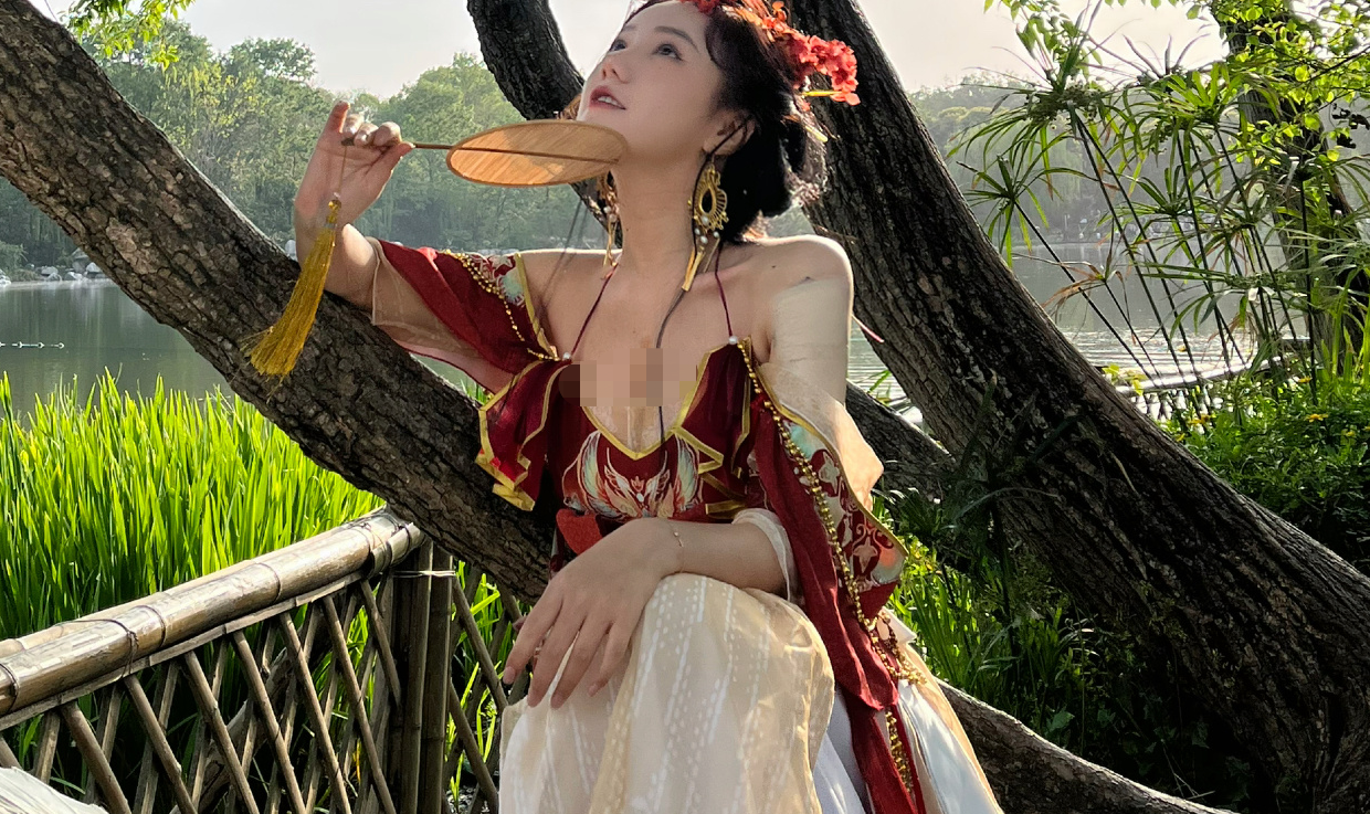 Coser一姐洛丽塔大哥曝童年照,眼睛水灵气质甜美,还说她整容吗