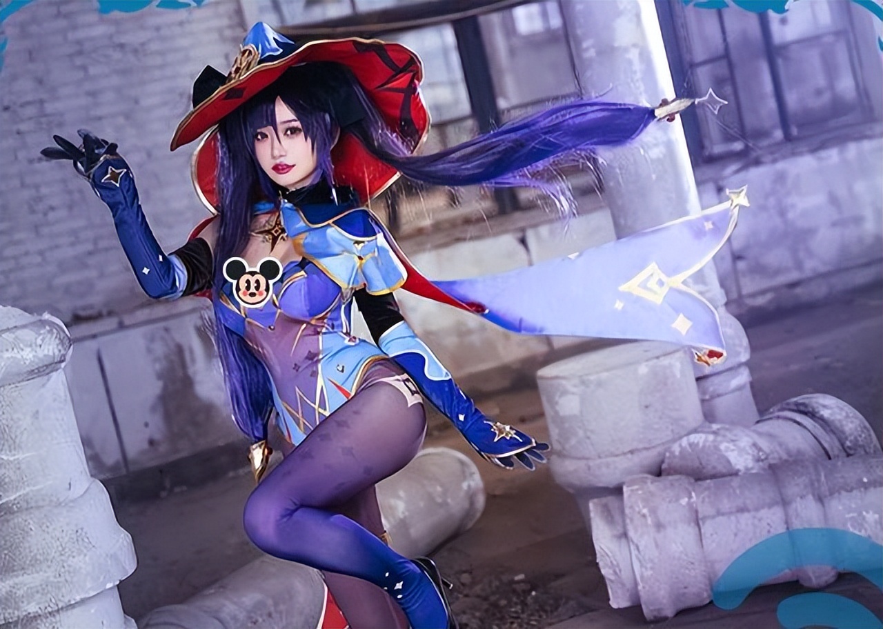《原神》性感女神COS莫娜,身材还原度很高,渐变黑色长袜太魅惑