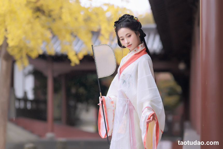 图片[2]-[YITUYU艺图语]2023.01.10 雨中银杏 眸小妖[23+1P／251MB]-绅士图