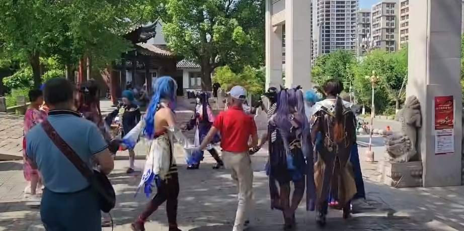 一群原神coser在公园拍摄,被强拉去跳广场舞,大妈:衣服挺好看