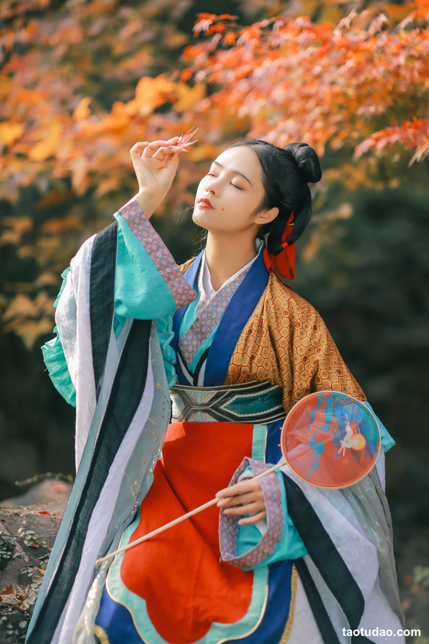 图片[2]-[YITUYU艺图语]2022.07.26 愁红 溪木若颖[24+1P／197MB]-绅士图