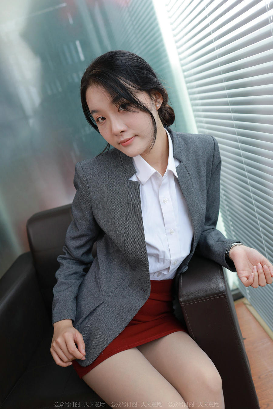 IESS异思趣向 - 模特：婉萍《迷人绯红》/ 93P-102MB / 机构-艺库