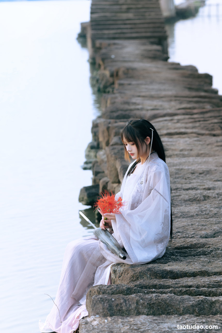 图片[2]-[YITUYU艺图语]2022.07.15 暮空照水 兔子Zzz不吃胡萝卜[31+1P／341MB]-绅士图