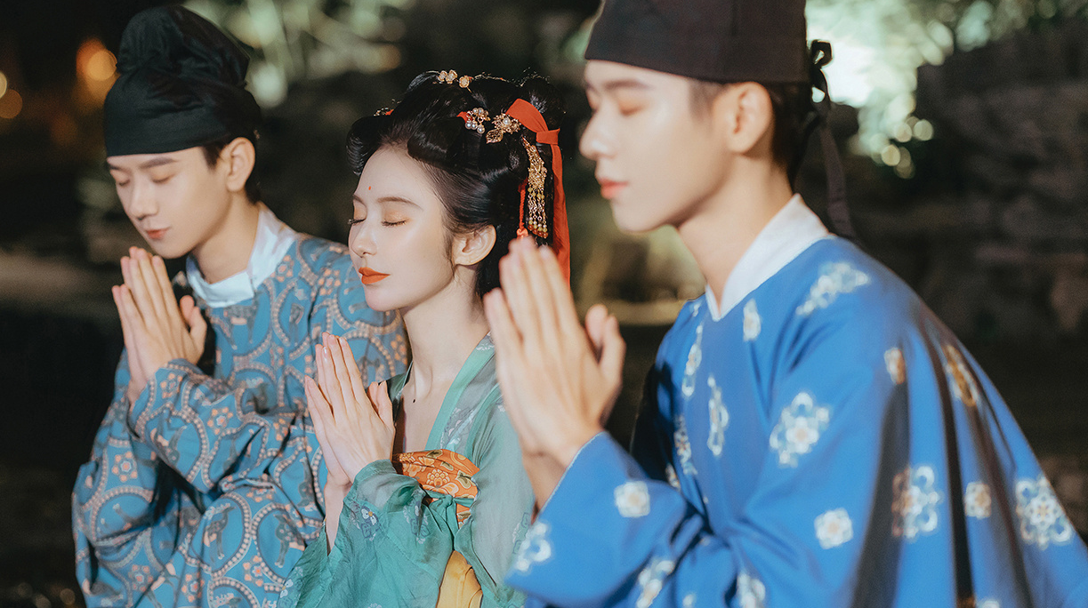 出身医药世家,因一张cos照被封为汉服女神,如今一年带货百万