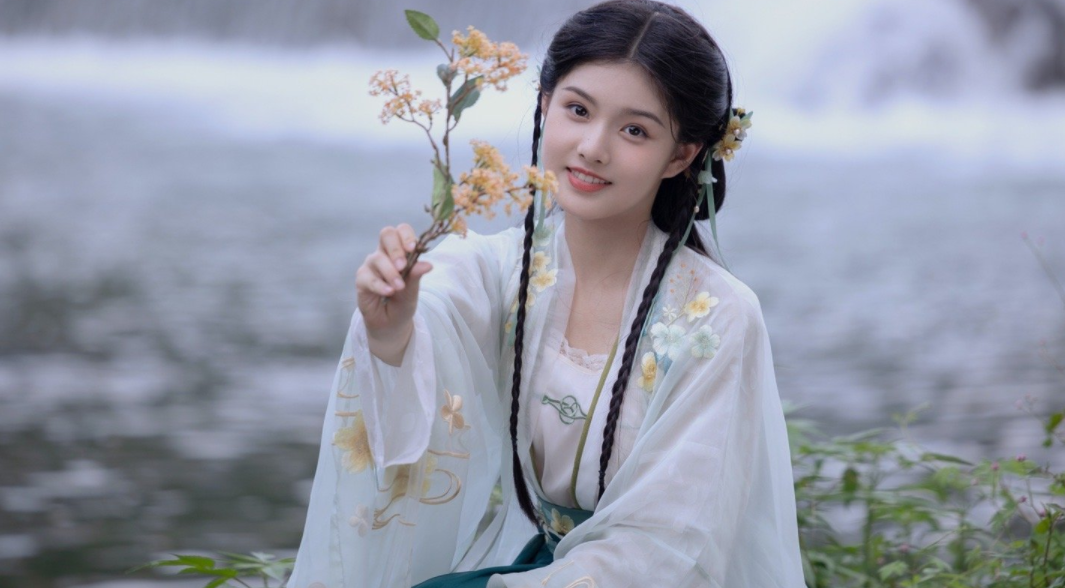 95后流量小生常华森:天官赐福拍摄间隙玩黑化COS,却没人认识?