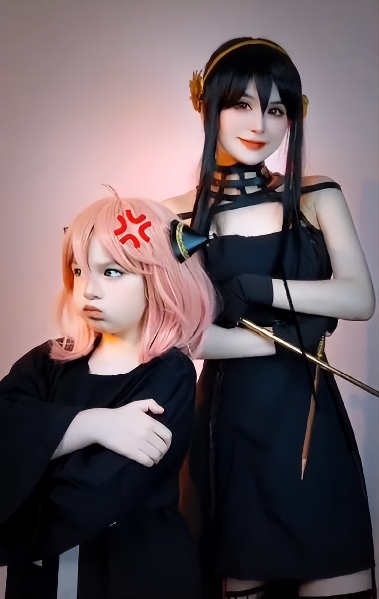 《间谍过家家》真母女COS假母女,妈妈性感撩人,女儿清纯可爱