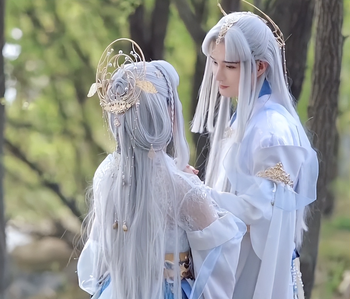 情侣共用一张脸什么体验?穿汉服戴白发在湖边走,被围观叫姐妹