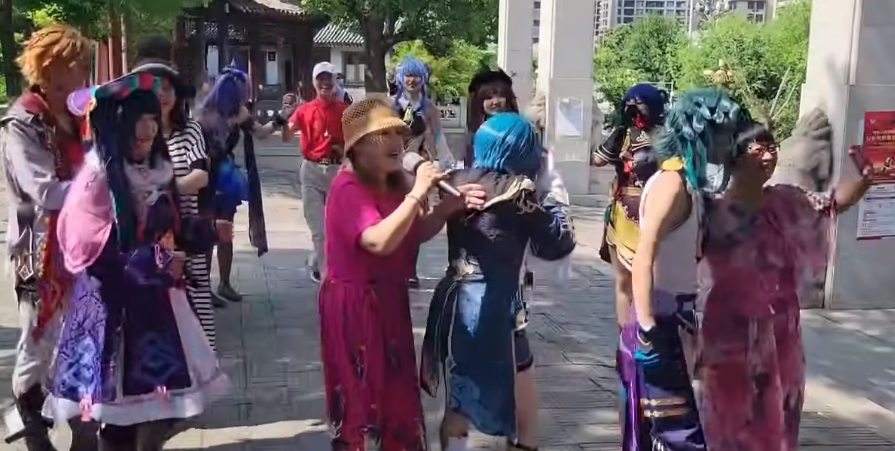 一群原神coser在公园拍摄,被强拉去跳广场舞,大妈:衣服挺好看