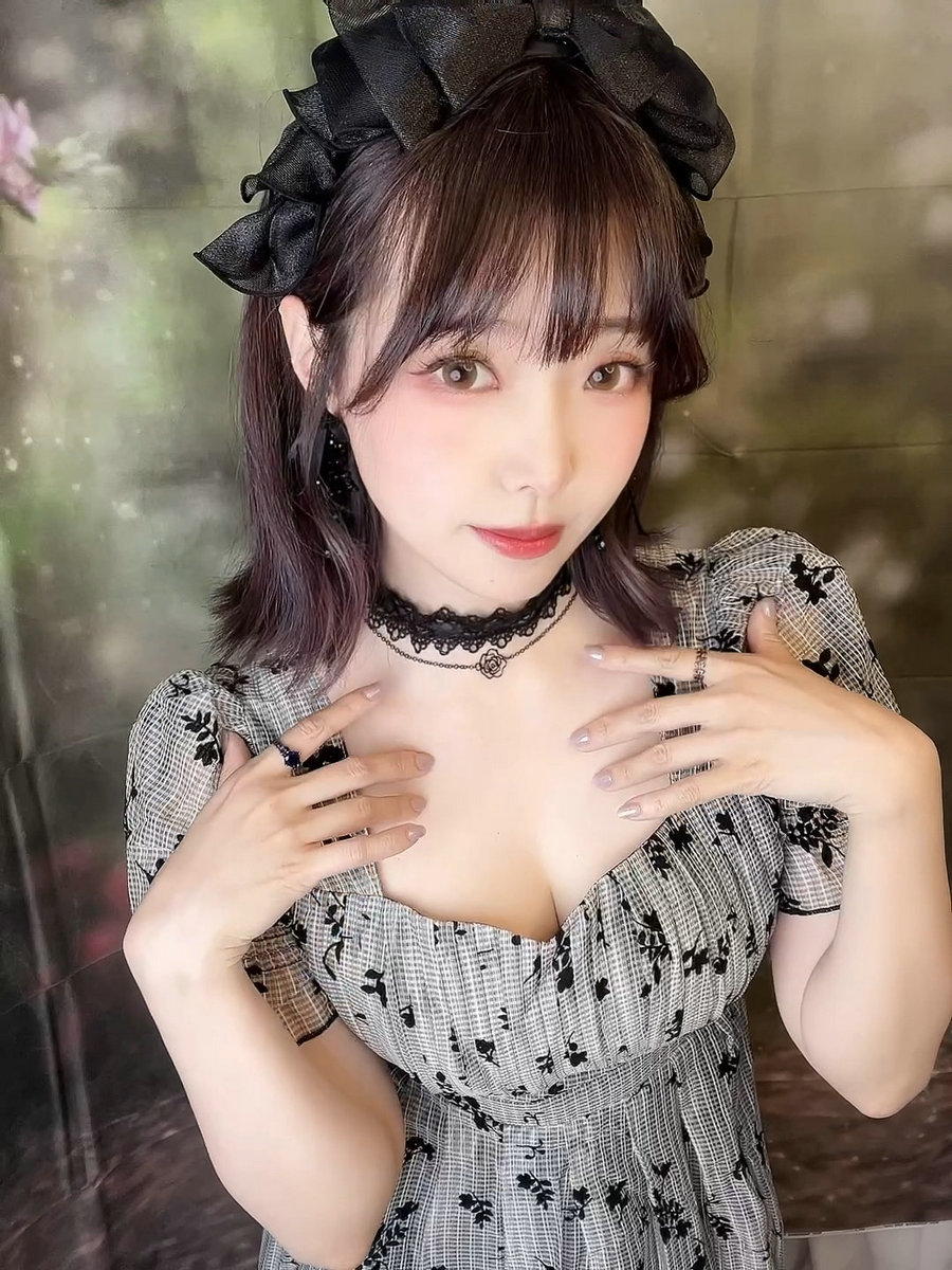 Ely_eee(ElyEE子) - Roses After the Rain 雨後玫瑰 / 30P1V-114MB / cos萌妹-绅士图