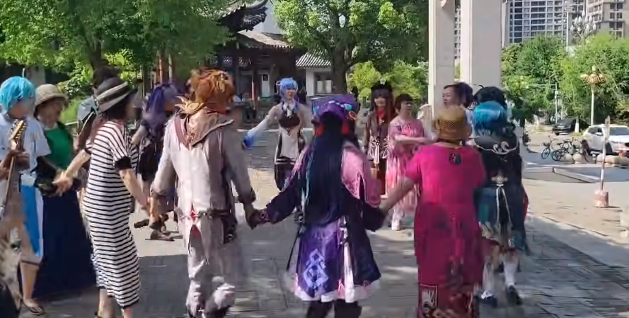 一群原神coser在公园拍摄,被强拉去跳广场舞,大妈:衣服挺好看