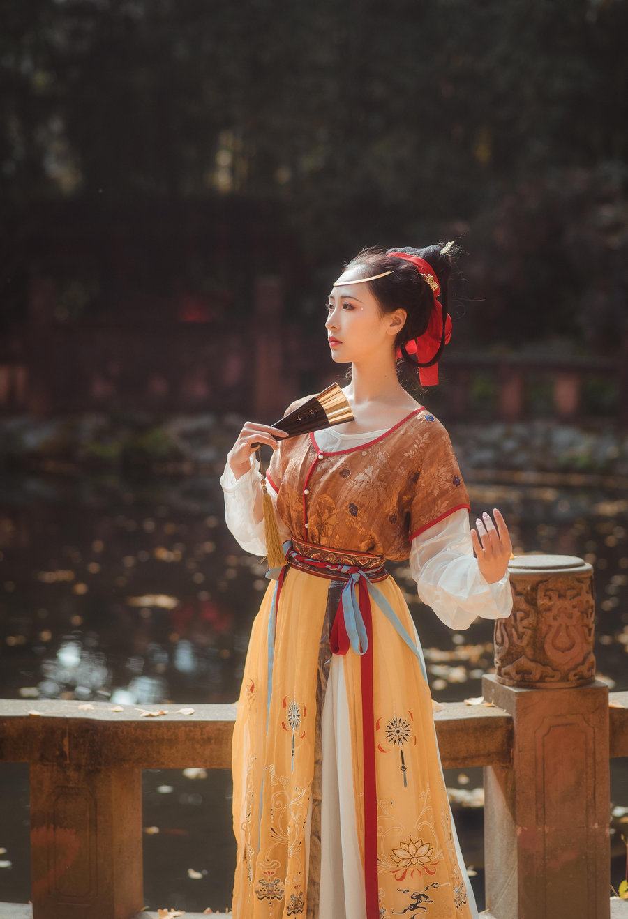 拿相机的执义汉服写真头上金爵钗 [13P-259MB]-绅士图
