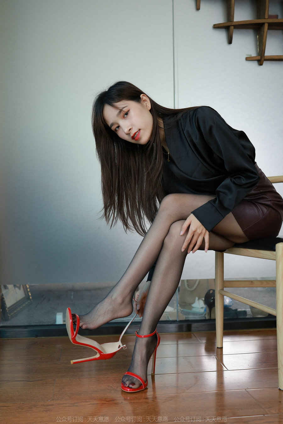 IESS异思趣向 - 模特：美子《椅子下的红高跟》/ 91P-144MB / 机构-艺库
