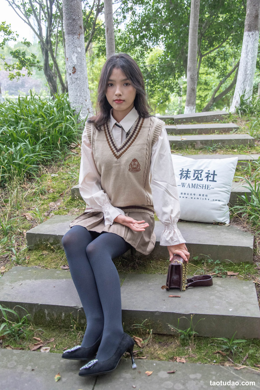 图片[2]-[袜觅社] 小雪 超短裙黑丝高跟美腿足秀 [71p+1V+1.61G]-绅士图